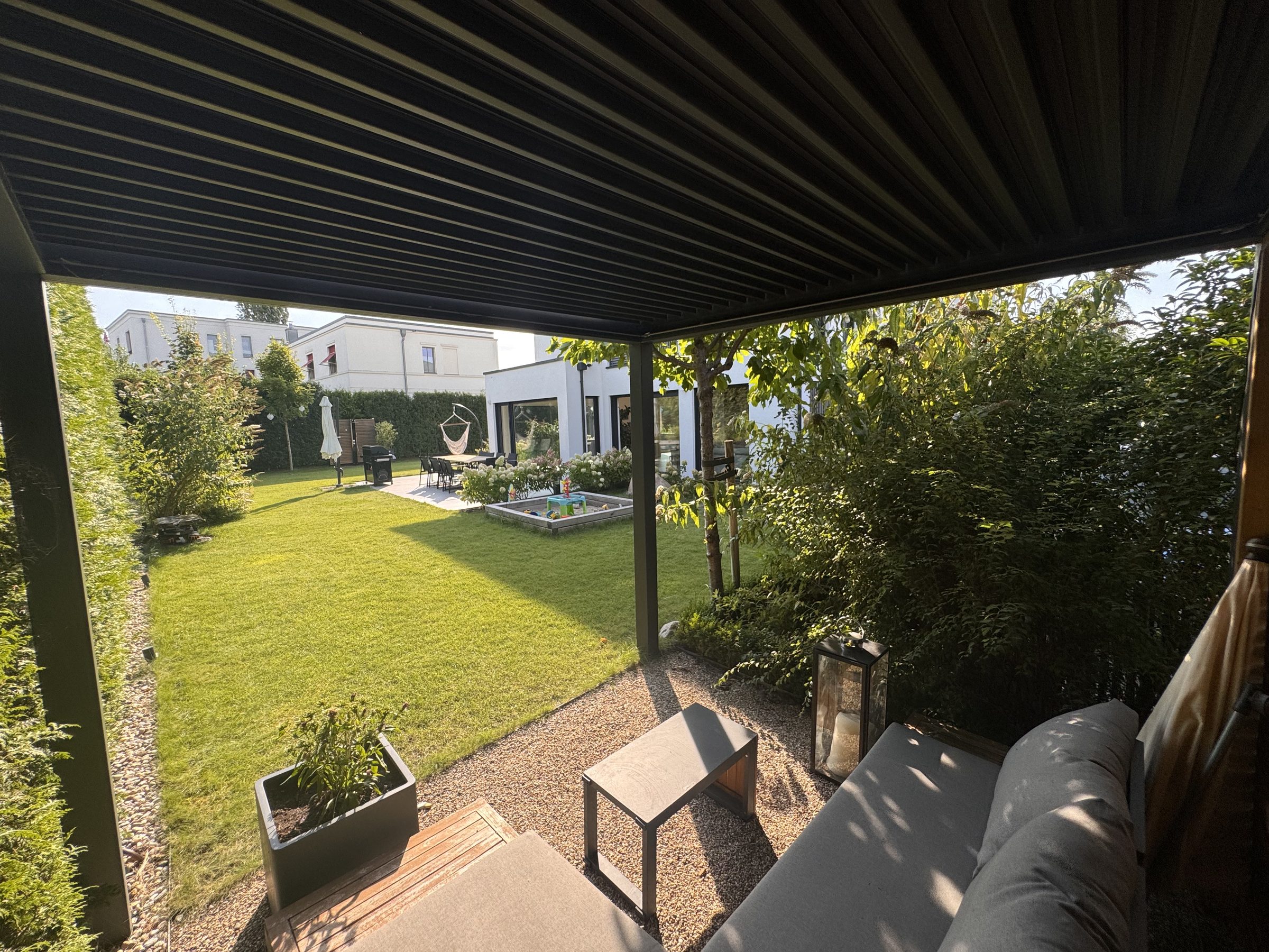 Blick von der Pergola in den Garten