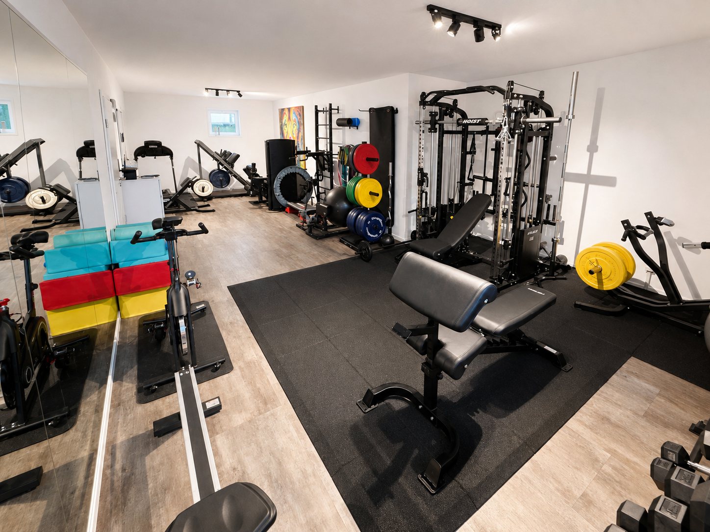 Fitnessstudio im Untergeschoss mit Spiegelwand