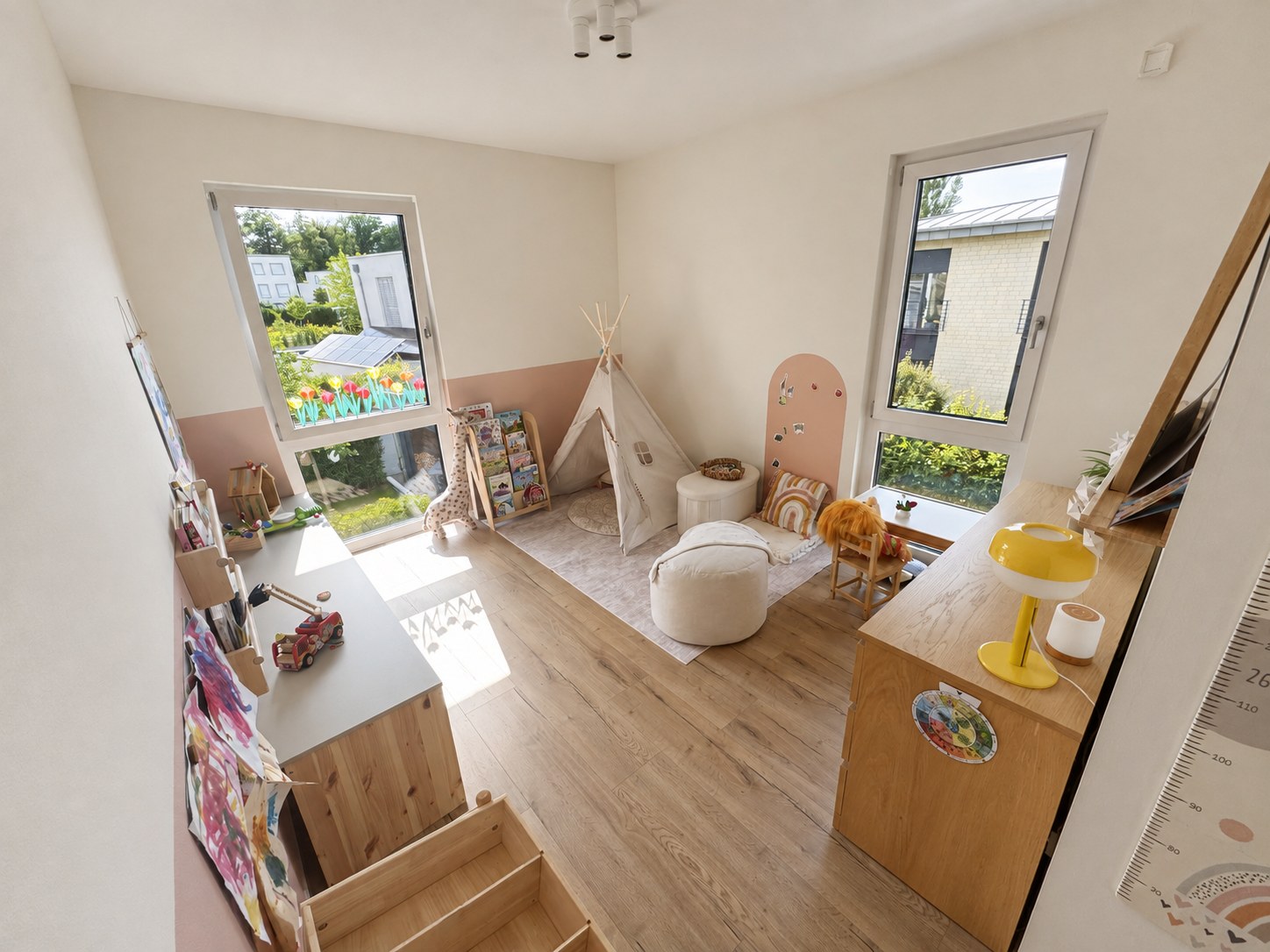 Kinderzimmer im Obergeschoss mit Spielecke und Blick in den Garten