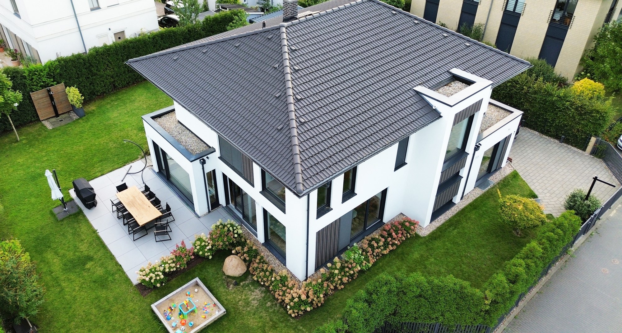 Luftaufnahme: Haus, Terrasse und Garten